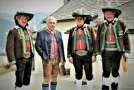 Heimatleuchten – Bertl Goettl mit Mitgliedern Schützenkompagnie Spinges