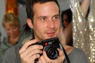 Dicke Liebe – Seit dem Studium ist Bella in den begabten Fotografen Jan (Barnaby Metschurat) verliebt, doch sie wagt es nicht, ihm ihre Liebe zu gestehen. Da macht sich ihre intrigante Chefin an Jan heran ...
