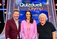 Quizduell - Olymp – Moderatorin Esther Sedlaczek (M.) mit den Kandidaten des Teams "Eurovision": Thorsten Schorn (l.) und Peter Urban (r.).