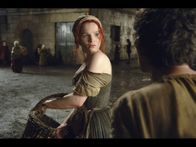 Das Parfum - Die Geschichte eines Mörders – Jean-Baptiste Grenouille (Ben Whishaw) begegnet dem Pflaumenmädchen (Karoline Herfurth) bei Nacht und fängt ihren vollkommenen Duft ein.