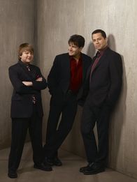 Two and a Half Men – (5. Staffel) - Harte Männer: Charlie (Charlie Sheen, M.), Alan (Jon Cryer, r.) und Jake (August T. Jones, l.) ...