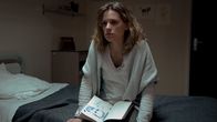 neoriginal: Tabula Rasa – Nach einem Autounfall leidet Annemie D'Haeze (Veerle Baetens), genannt Mie, unter einer anterograden Amnesie. Um neue Informationen zu speichern, hält Mie alles in einem Notizbuch fest. Mie (Veerle Baetens) muss sich aber erinnern, denn sie ist die letzte Person, die den vermissten Thomas de Geest (Jeroen Perceval) gesehen haben soll.