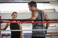 Hawaii Five-0 – Während eine junge Frau tot aufgefunden wird, trainieren Anni (Carlie Casey, l.) und Steve (Alex O'Loughlin, r.), um fit zu bleiben ...