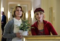 Almuth und Rita – Es kostet Almuth (Senta Berger) einige Überwindung, sich an die Schrullen von Rita (Cornelia Froboess, re.) zu gewöhnen.