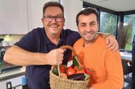 Kochs anders – Torsten Jörn (re.), leidenschaftliche Hobbykoch aus Kassel will den Münchner Spitzenkoch Ali Güngörmüs in seinem Hauptgericht mit einem mallorquinischen "Trumbet" überraschen, einem Gemüsegericht das er auf einer "Plancha", einer sehr hoch erhitzbaren Metalplatte, zubereitet.
