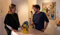SOKO Stuttgart – Mord in der Kunstgalerie: Vivian Roths (Sabine Bach) Assistent wird erschlagen aufgefunden und die Tatwaffe kann schnell ermittelt werden: eine gläserne Hunde-Skulptur. Hat Oliver Hagen (Marian Meder), der Schöpfer der Skulptur, etwas mit dem Tod zu tun?