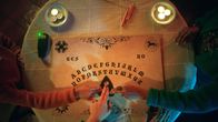 Die Pfefferkörner – Die Geistheilerin versucht, mit einem Ouija Board Kontakt zur Welt der Geister herzustellen.