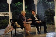 How I Met Your Mother – Ted (Josh Radnor, r.) bekommt von Bernice (Judith Drake, l.) Ratschläge in Sachen Liebe ...