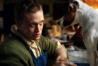 DogMan – Doug Munrow (Caleb Landry Jones) und einer seiner treuen Begleiter, die ihn in allen Lebenslagen unterstützen, hier beim Kuchenbacken.