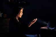Das Licht – Farrah (Tala Al Deen) trägt eine schwere Geschichte in sich und nutzt eine spezielle Lampe, um einen persönlichen Verlust zu verarbeiten.