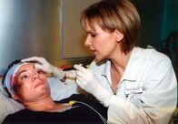 In aller Freundschaft – MDR Fernsehen IN ALLER FREUNDSCHAFT FOLGE 89, "Fahrerflucht" Uhr. Dr. Kathrin Globisch (Andrea Kathrin Loewig) überprüft die Augenfunktion bei der Einlieferung des Unfallopfers Luise Mühe (Kathrin Waligura).