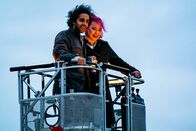 WIR – Emre (Erol Afsin) und Katha (Bineta Hansen) im siebten Himmel.