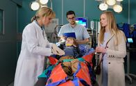 In aller Freundschaft – SENDER: ARD - SENDETITEL: In aller Freundschaft Folge 817 - UNTERTITEL: Im Zweifel - CAPTION: ARD/MDR IN ALLER FREUNDSCHAFT FOLGE 817, "Im Zweifel" Uhr im ERSTEN..Der 9-jährige Mattis Paulis (Cai Cohrs, liegend) wurde nach einem Treppensturz in die Sachsenklinik eingeliefert. Dr. Lea Peters (Anja Nejarri, li.) fragt Mattis, wie der Sturz passiert ist, doch der kann sich an nichts erinnern. Mattis' Mutter Frederike Pauli (Anne Kanis, re.) sagt Dr. Peters, dass Matti große Angst vor Ärzten und Krankenhäusern hat. Doch davon kann Dr. Peters gerade nichts spüren. Sie bittet den Pfleger (Komparse, mi.) Mattis zum Röntgen zu bringen..