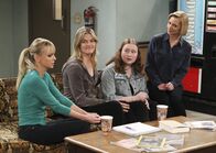 Mom – Christy (Anna Faris, l.) und Jill (Jaime Pressly, r.) unternehmen mit Emily (Julia Lester, 2.v.r.) einen Ausflug in die Reha zu ihrer leiblichen Mutter (Missi Pyle, 2.v.l.). Sie ahnen nicht, dass dies vielleicht nicht die beste Idee wahr ...