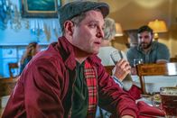 Agatha Raisin – Durch Roys (Mathew Horne) überzeugende Schauspielkunst schafft er es einige Geheimnisse aus den Verdächtigen herauszulocken. Dadurch erscheint der Fall plötzlich in einem anderen Licht.