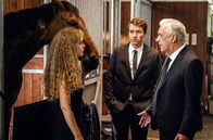 Reiterhof Wildenstein – Hubert (Gerd Anhoff, re.) und Christian (Alexander Khuon) bitten Rike (Klara Deutschmann) auf dem Reiterhof zu bleiben.