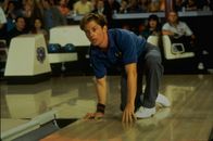 Greedy - Erben will gelernt sein – Bowler Dannys (Michael J. Fox) größter Traum ist es ein eigenes Bowlingcenter zu eröffnen, doch bislang fehlt ihm das Geld dazu. Da würde sich das Erbe seines gebrechlichen Onkels Joe gut für eignen, aber wie weit ist Danny bereit zu gehen, um sich bei dem alten Mann einzuschmeicheln und die restlichen Anwärter auszustechen?; Bowler Dannys (Michael J. Fox) größter Traum ist es ein eigenes Bowlingcenter zu eröffnen, doch bislang fehlt ihm das Geld dazu. Da würde sich das Erbe seines gebrechlichen Onkels Joe gut für eignen, aber wie weit ist Danny bereit zu gehen, um sich bei dem alten Mann einzuschmeicheln und die restlichen Anwärter auszustechen?