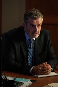 Gray – Kevin Tagg (Rupert Everett)
