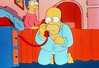 Die Simpsons – "Die Simpsons", "Die Babysitterin und das Biest." Die Simpsons sind gemeinsam mit ihrem Kindermädchen Ashley unterwegs. Das hübsche Mädchen hat eine Süßigkeit am Po kleben. Homer will galant sein und entfernt sie. Dies hat böse Folgen. Ashley klagt ihn an, sie belästigt zu haben. Schnell wird Homer von einer Frauenbewegungen als Unhold abgestempelt.