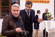 Hubert ohne Staller – Feierliche Firmenübergabe: Thomas Brenner (Andreas Thiele, 2.v.l.) hat das Busunternehmen von seinem Schwiegervater Erich Dulz (Karl Knaup, h.r. mit Franziska Hackl, 2.v.r.) übernommen (mit Komparse, l.).