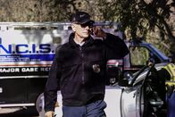 Navy CIS – Als ein Marine-Angehörigen tot im Straßengraben aufgefunden wird, nehmen Gibbs (Mark Harmon) und das NCIS-Team die Ermittlungen auf.