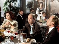 Tatort – Bienzle (Dietz-Werner Steck, mi.) mit seiner Lebensgefährtin Hannelore (Rita Russek) sind Gäste bei Paul Strickers (Rüdiger Vogler, re) großem Festessen. Prominenz aus Politik und Wirtschaft ist geladen. Bienzle hofft, auf die Hintermänner in einem Fall von Wirtschaftskriminalität zu stoßen.