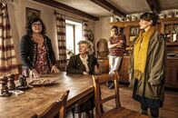 Falsche Siebziger – In der Stube des Hochstetter Hofes: Die Gruppe sucht den Mörder von Kevin und Kurt - von links: Gundi Ellert (Falsche Anna / Vevi Schlattner), Ilse Neubauer (Kath Kainz / Marlies Braun), Sebastian Bezzel (Hubertus Hochstetter), Kathrin von Steinburg (Iris Schranner)