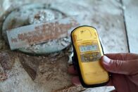 Lost Places - Geheime Welten – Auf dem Tresen des Krankenhauses von Prypjat liegt ein Stück der Ausrüstung eines Ersthelfers. Auch 34 Jahre nach der Katastrophe ist es noch hochradioaktiv.