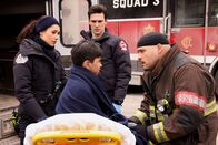 Chicago Fire – Chicago Fire Staffel 10 Folge 16 Ein kleiner Junge braucht Hilfe: Hanako Greensmith als Violet Mikami, Carlos S. Sanchez als Javi (sitzend), Jimmy Nicholas als Evan Hawkins, Joe Minoso als Joe Cruz