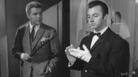 Edgar Wallace: Das indische Tuch – Der Anwalt Frank Tanner (Heinz Drache, links) versucht auch dem seltsamen Butler Bonwit (Eddy Arendt) Hinweise zu entlocken, die auf die Spur des Mörders führen könnten.