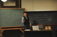 How I Met Your Mother – Ted (Josh Radnor) gibt seinem Kumpel Barney im Hörsaal der Uni eine Art Robin-Grundkurs ...