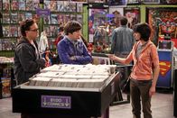 The Big Bang Theory – Nach einem schrecklichen Date mit Lucy (Kate Micucci, r.) ist Raj frustriert und will seine Wohnung nie wieder verlassen. Howard (Simon Helberg, M.) und Leonard (Johnny Galecki, l.) machen sich Sorgen um ihn ...