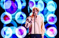 Wir sind Song Contest – Thorsteinn Einarsson singt „Waterloo“ von ABBA.