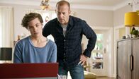 Mein Sohn Helen – Tobias (Heino Ferch) und sein Sohn Finn (Jannik Schümann) schaut sich auf Dating-Portalen im Internet um.