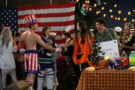 How I Met Your Mother – Ein ganz besonderes Halloweenfest: Barney (Neil Patrick Harris, 2.v.l.), Robin (Cobie Smulders, 2.v.l.), Naomi (Katie Holmes, 3.v.r.) und Ted (Josh Radnor, 2.v.r.) ...