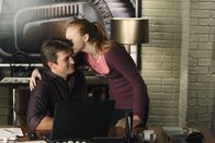Castle – Alexis (Molly C. Quinn, r.) hat ihren Vater Richard Castle (Nathan Fillion, l.) längst durchschaut, was die Polizistin Kate Beckett betrifft.