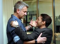 Tatort – hr-fernsehen TATORT: BLINDER GLAUBE, Kriminalfilm, Deutschland 2008, Regie: Jürgen Bretzinger Uhr. Die Ermittlungen in einem Mordfall an der Uni-Augenklinik führen die Kommissare Till Ritter (Dominic Raacke) und Felix Stark (Boris Aljinovic) auf die Spur eines streng geheimen, hochbrisanten Forschungsprojekts. Stark (Boris Aljinovic, r.) zeigt Ritter (Dominic Raacke), wie man Rumba tanzt.