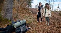 Sturm der Liebe – Valentina (Aylin Ravanyar, r.) und Greta (Laura Osswald, M.) sind bestürzt, als sie Otto (Maurice Lattke, l.) verletzt auffinden.
