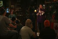 How I Met Your Mother – Marshall (Jason Segel, r.) nimmt Robin mit in eine Bar, die ihn an seine Heimat Minnesota erinnert. Robin ist begeistert ...