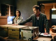 Elementary – Zusammen beraten sie die Polizei in einem Fall von Kindesentführung: Sherlock (Jonny Lee Miller, r.) und Watson (Lucy Liu, l.) ...
