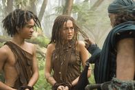 10,000 BC – Eines Tages wird Evolet (Camilla Belle, M.) von mysteriösen Kriegern aus dem Dorf verschleppt ...