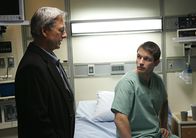 Navy CIS – Gibbs (Mark Harmon, l.) und seine Leute versuchen fieberhaft, die Ursache für die Verstrahlung zu finden. Bald stellt sich heraus, dass eine Kiste Zigarren mit Thallium versetzt wurde und da Sanders (Matthew Marsden, r.) heimlich raucht, steigt die Dosis unaufhaltsam an ...