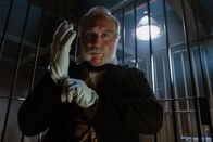 Nautilus – Um die Interessen der Company durchzusetzen, ist Direktor Crawley (Damien Garvey) jedes Mittel recht.