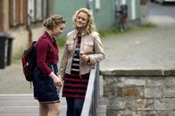 Schloss Einstein – Frau Schumann (Lisa Feller, re.) eröffnet ihrer Tochter Ming (Ruth Schönherr, li.), dass sie die Wohnsituation mit dem Chaoten Moritz nicht aushält und ausziehen möchte.