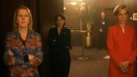 The Deal – Die Vertreterinnen manövrieren geschickt zwischen den Delegationen (v.li.): Fenella Woolgar als Margareth Davies, Veerle Baetens als Alexandra Weiss, Juliet Stevenson als Cindy Cohen