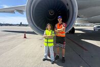 Mona mittendrin – Mona Vetsch vor Triebwerk Airbus A330 mit Remy Blum, Ramp Supervisor