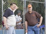 Young Sheldon – George (Lance Barber, l.); Coach Dale Ballard (Craig T. Nelson, r.)