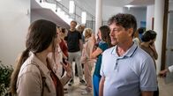 Steirerangst – Vertrautes Verhältnis: Katrin (Katharina Sporrer, li.) spricht mit Elmar (Fritz Karl, re.).