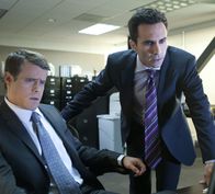Ringer – Kommen Doug Cupertino (Chris Elwood, l.) und FBI-Agent Victor Machado (Nestor Carbonell, r.) Bridget auf die Schliche?