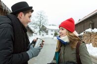 Sturm der Liebe – Valentina (Paulina Hobratschk, r.) unterstützt Fabien (Lukas Schmidt, l.) bei seinem Plan.